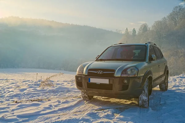 Kornoholova, Ukrayna. 15 Aralık 2021. Kore markası Hyundai Tucson 'ın gri arabası. SUV, çapraz. Güvenilir ve güzel bir araba. Araba kış dağlarında. seyahat kavramı.