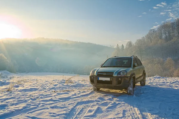 Kornoholova, Ukrayna. 15 Aralık 2021. Kore markası Hyundai Tucson 'ın gri arabası. SUV, çapraz. Güvenilir ve güzel bir araba. Araba kış dağlarında. seyahat kavramı.