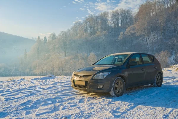 Kornoholova, Ukrayna. 15 Aralık 2021. Kore markası Hyundai 30i 'nin gri arabası. Güvenilir ve güzel bir araba. Araba kış dağlarında. seyahat kavramı.