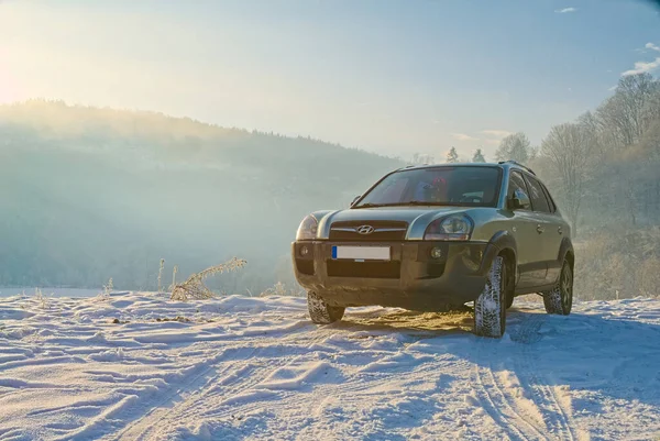 Kornoholova, Ukrayna. 15 Aralık 2021. Kore markası Hyundai Tucson 'ın gri arabası. SUV, çapraz. Güvenilir ve güzel bir araba. Araba kış dağlarında. seyahat kavramı.
