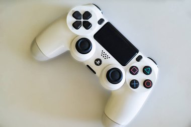 Beyaz oyun denetleyici ve arka planda konsol. ps4. konsol duvar kağıtları