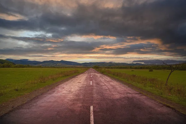 Asfalt Yolda Dramatik Bir Gün Doğumu Boş Bir Yol Üzerindeki — Stok fotoğraf