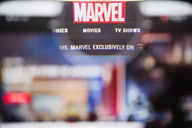Uzhhorod. Ukrayna. 13 Haziran 2022. Marvel ana sayfasının fotoğrafı ekran ekranında büyüteçle birlikte..