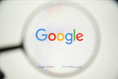 Uzhhorod. Ukrayna. 13 Haziran 2022. Google anasayfasının fotoğrafı büyüteçle monitör ekranında.
