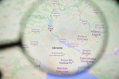Uzhhorod. Ukrayna. 13 Haziran 2022 Ukrayna haritası büyüteçle çizilmiş.