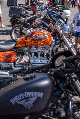 Uzhhorod Ukrayna. 19 Temmuz 2021. Motosikleti yola park etmek için arka plan odağı seçin. motorcu gösterisi