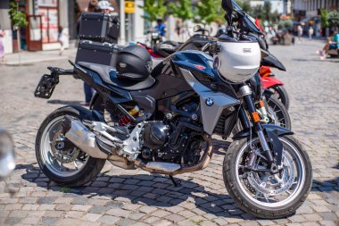 Uzhhorod Ukrayna. 19 Temmuz 2021. Motosikleti yola park etmek için arka plan odağı seçin. motorcu gösterisi