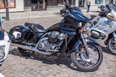 Uzhhorod Ukrayna. 19 Temmuz 2021. Motosikleti yola park etmek için arka plan odağı seçin. motorcu gösterisi