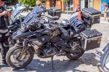 Uzhhorod Ukrayna. 19 Temmuz 2021. Motosikleti yola park etmek için arka plan odağı seçin. motorcu gösterisi