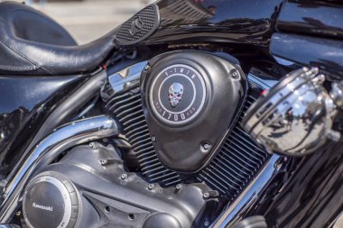 Uzhhorod Ukrayna. 19 Temmuz 2021. Motosikleti yola park etmek için arka plan odağı seçin. motorcu gösterisi