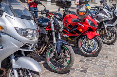 Uzhhorod Ukrayna. 19 Temmuz 2021. Motosikleti yola park etmek için arka plan odağı seçin. motorcu gösterisi