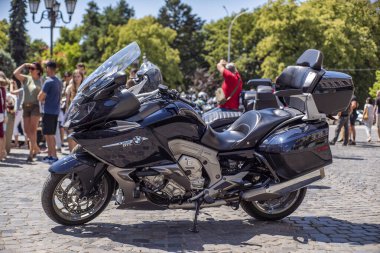 Uzhhorod Ukrayna. 19 Temmuz 2021. Motosikleti yola park etmek için arka plan odağı seçin. motorcu gösterisi