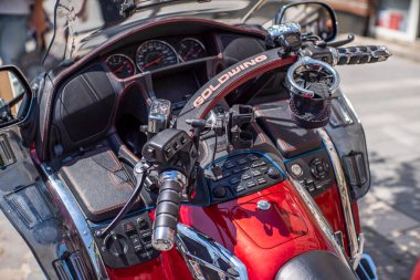 Uzhhorod Ukrayna. 19 Temmuz 2021. Motosikleti yola park etmek için arka plan odağı seçin. motorcu gösterisi