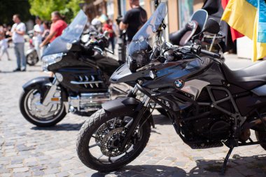 Uzhhorod Ukrayna. 19 Temmuz 2021. Motosikleti yola park etmek için arka plan odağı seçin. motorcu gösterisi