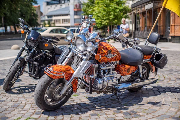 Uzhhorod Ucrânia Julho 2021 Estacionar Uma Motocicleta Estrada Escolha Foco — Fotografia de Stock