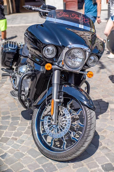 Uzhhorod Ucrânia Julho 2021 Estacionar Uma Motocicleta Estrada Escolha Foco — Fotografia de Stock