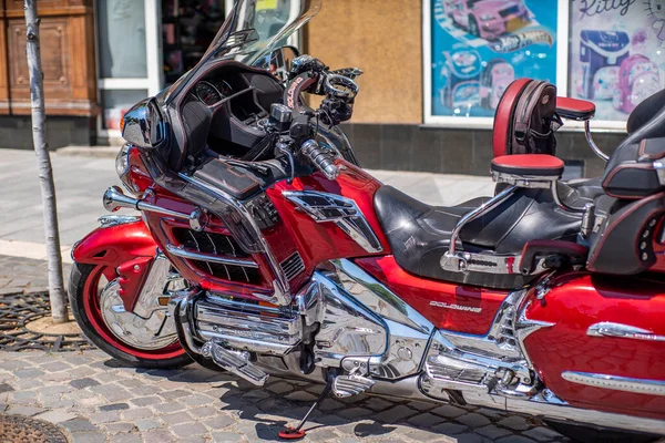 Uzhhorod Ucrânia Julho 2021 Estacionar Uma Motocicleta Estrada Escolha Foco — Fotografia de Stock