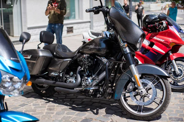 Uzhhorod Ucrânia Julho 2021 Estacionar Uma Motocicleta Estrada Escolha Foco — Fotografia de Stock