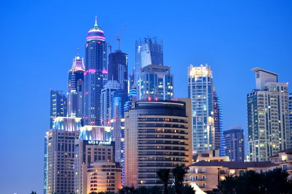 Noche Dubai Rascacielos, Playa de Jumeira, Emiratos Árabes Unidos . —  Fotos de Stock