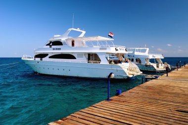 Kızıldeniz, beyaz tekne.