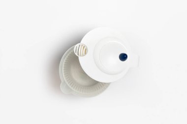 Beyaz arka planda salata için santrifüj kurutucusu. Yeşiller için mekanik kurutucu. Plastik Sebze Fırıldağı. Yüksek çözünürlüklü fotoğraf..