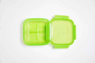 Kapağı beyaz arka planda izole edilmiş plastik yemek kabı. Yüksek çözünürlüklü fotoğraf. Model.