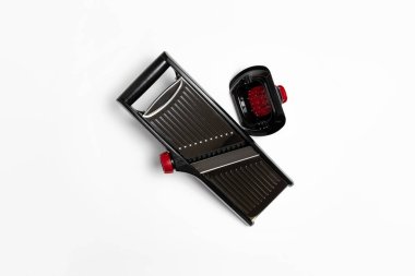 Beyaz arka planda izole edilmiş sebzeler için metal öğütücü. Yüksek çözünürlüklü fotoğraf.