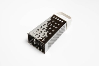 Beyaz arka planda izole edilmiş sebzeler için metal öğütücü. Yüksek çözünürlüklü fotoğraf.