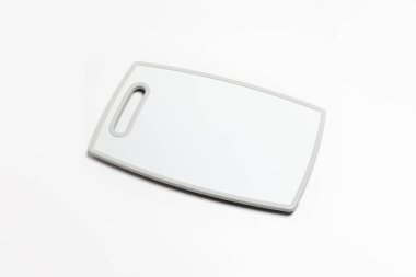 Plastik kesme tahtası beyaz arkaplanda izole edilmiş. Yüksek çözünürlüklü fotoğraf. Model.