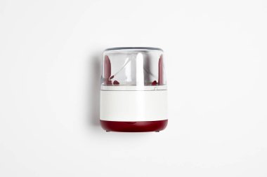 Meyve bölücü meyve veya sebzeler beyaz arka planda 6 eşit parçaya ayrılır. Yüksek çözünürlüklü fotoğraf. Model.