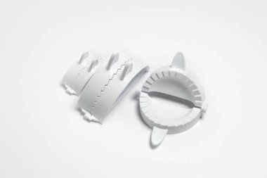 Beyaz arka planda izole edilmiş plastik ravioli formu. Yüksek çözünürlüklü fotoğraf. Model.