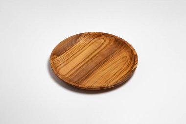 Tahta plaka beyaz arka planda izole edilmiş. Yüksek çözünürlüklü fotoğraf. Üst görüntü. Model. Ahşap kase..