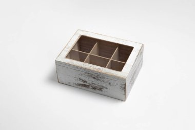 Penceresi beyaz arkaplanda izole edilmiş ahşap çay kutusu. Yüksek çözünürlüklü fotoğraf..