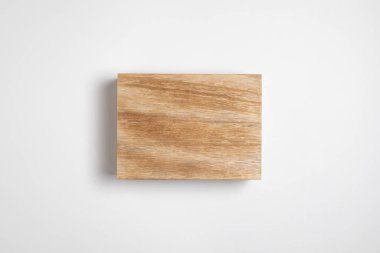 Tahta kutu tabutu beyaz arka planda izole edilmiş. Yüksek çözünürlüklü fotoğraf. Çay kutusu..