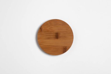 Ahşap kavanoz kapağı beyaz arka planda izole edildi. Yüksek çözünürlüklü fotoğraf.