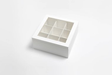 Penceresi beyaz arkaplanda izole edilmiş ahşap çay kutusu. Yüksek çözünürlüklü fotoğraf..