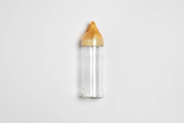 Beyaz arka planda izole edilmiş baharatlar için karıştırıcılar. Yüksek çözünürlüklü fotoğraf. Tuz ve karabiber değirmeni seti..