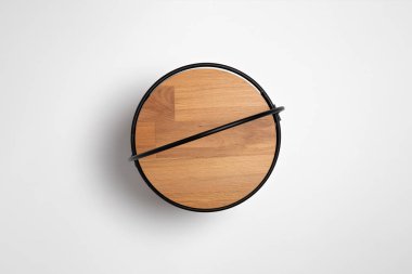 Çift katlı ahşap plakalar beyaz arka planda izole edilmiş. Yüksek çözünürlüklü fotoğraf.