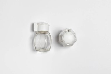 Beyaz arka planda izole edilmiş tuzluk ya da karabiber. Yüksek çözünürlüklü fotoğraf. Model