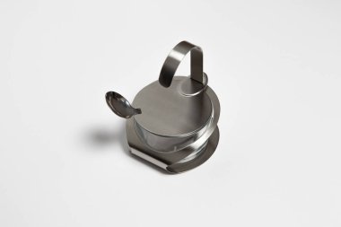 Metal ve cam şeker karıştırıcı beyaz arka planda izole edildi. Yüksek çözünürlüklü fotoğraf.