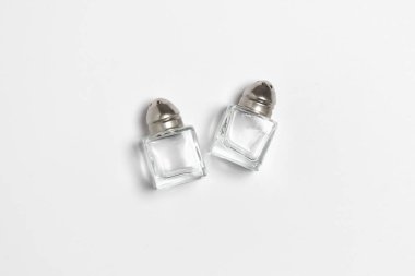 Beyaz arka planda izole edilmiş tuzluk ya da karabiber. Yüksek çözünürlüklü fotoğraf. Model