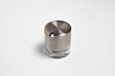 Metal ve cam şeker karıştırıcı beyaz arka planda izole edildi. Yüksek çözünürlüklü fotoğraf.