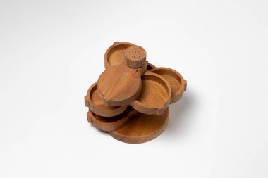 Katlanan tahta plakalar beyaz arka planda izole edilmiş. Yüksek çözünürlüklü fotoğraf..