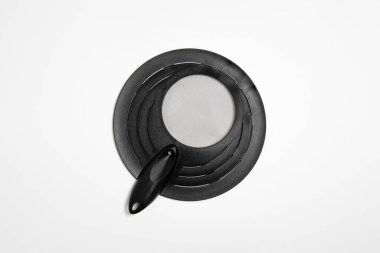 Sıçrama ekranı beyaz arkaplanda izole edildi. Mutfak tel örgüsü sıçrama önleyici. Yüksek çözünürlüklü fotoğraf.