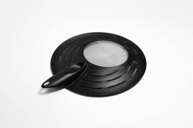 Sıçrama ekranı beyaz arkaplanda izole edildi. Mutfak tel örgüsü sıçrama önleyici. Yüksek çözünürlüklü fotoğraf.