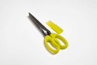 Temiz taraklı bitkisel makas beyaz arka planda izole edildi. Yüksek çözünürlüklü fotoğraf.