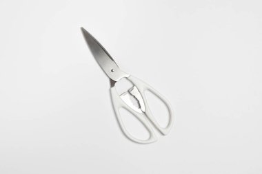 Beyaz arka planda çok amaçlı makas izole edildi. Yüksek çözünürlüklü fotoğraf.