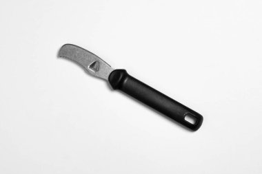 Turuncu Üçgen Bıçak, beyaz arka planda izole edilmiş portakal ve greyfurt soymaya ve kesmeye yardımcı olur. Yüksek çözünürlüklü fotoğraf.