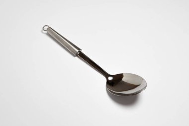 Gümüş kaşık beyaz arka planda izole edildi. Yüksek çözünürlüklü fotoğraf.