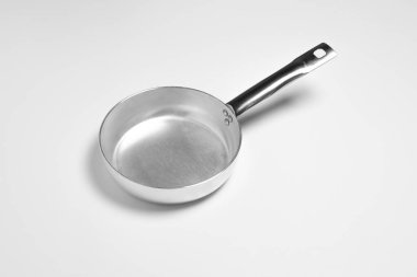Alüminyum kızartma tavası beyaz arka planda izole edildi. Yüksek çözünürlüklü fotoğraf. Üst görüntü. Model.